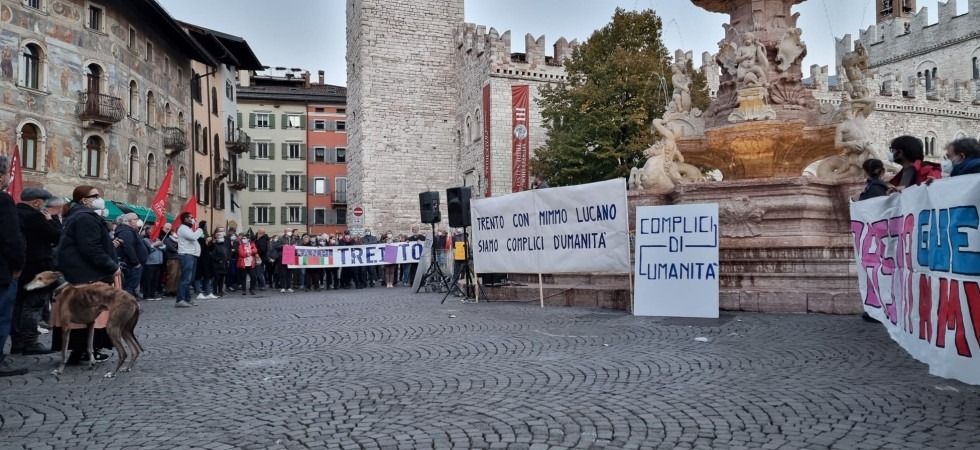 “Noi stiamo dalla parte di Mimmo Lucano e di chi salva le vite umane”